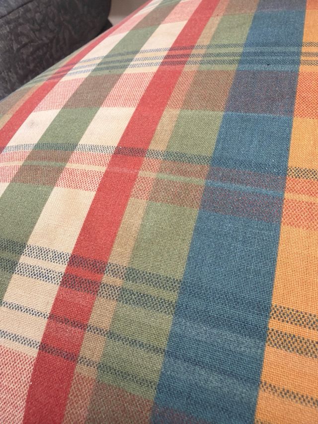 Butaca de madera con tapicería a cuadros