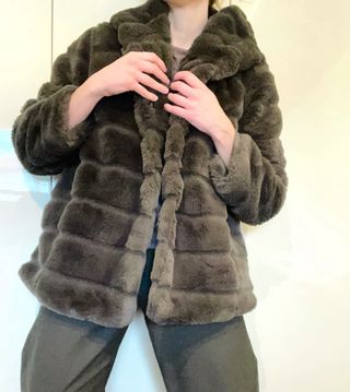 ABRIGO CHAQUETA PELO SINTETICO CAQUI CAPUCHA VERDE