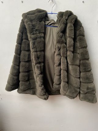 ABRIGO CHAQUETA PELO SINTETICO CAQUI CAPUCHA VERDE