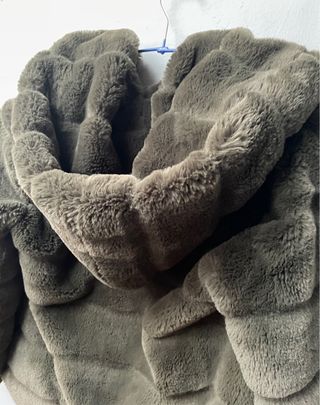 ABRIGO CHAQUETA PELO SINTETICO CAQUI CAPUCHA VERDE