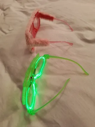 Gafas de fiesta neón y gafas de peluche