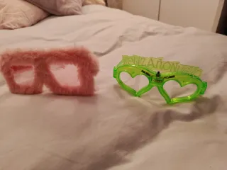 Gafas de fiesta neón y gafas de peluche