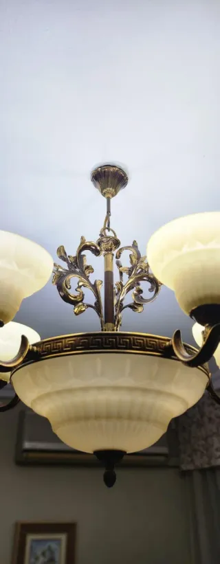 Lámpara de salón dorada y beige