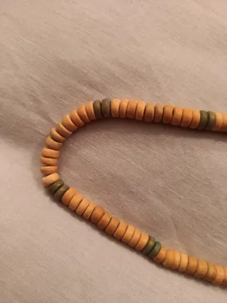 Collar de cuentas de madera
