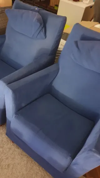 Pareja de sillones con fundas azules