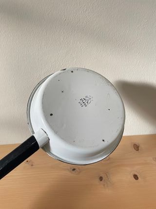 Padella vintage in metallo smaltato bianca