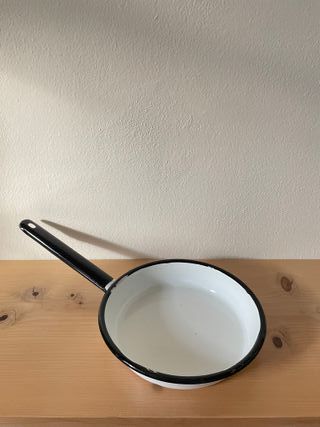 Padella vintage in metallo smaltato bianca
