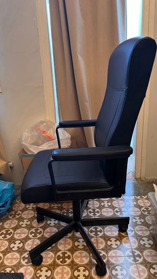 Silla giratoria negra MILBERGET