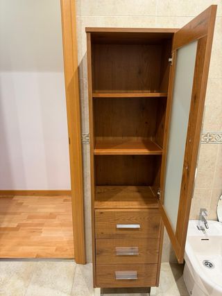Mueble de baño madera y cristal .
