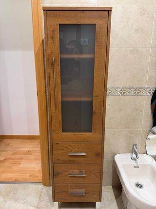 Mueble de baño madera y cristal .