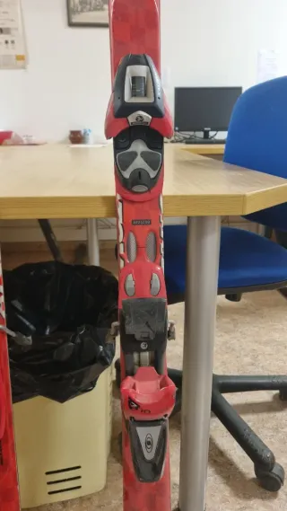 Esquís con fijaciones