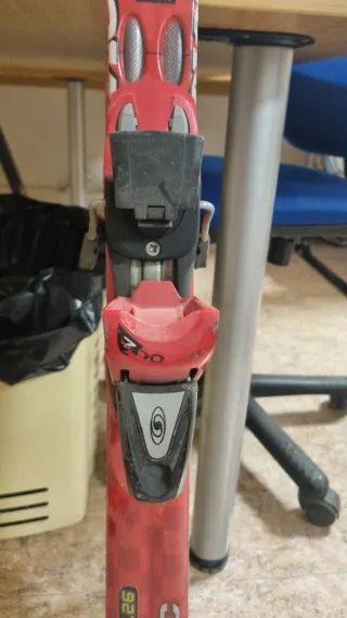 Esquís con fijaciones