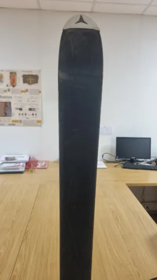 Esquís con fijaciones