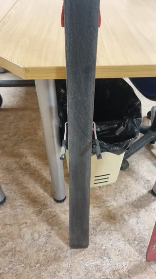 Esquís con fijaciones