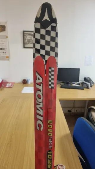 Esquís con fijaciones