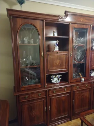 Mueble de madera y cristal