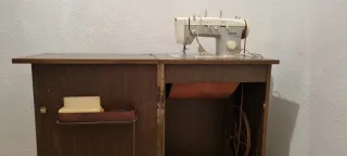 Máquina de coser antigua en su mueble de origen