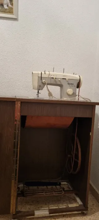 Máquina de coser antigua en su mueble de origen