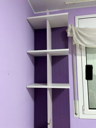 Estantería de pared morada y blanca habitación