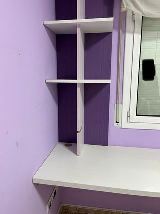 Estantería de pared morada y blanca habitación