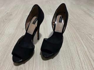 Zapatos de tacón negros peep toe