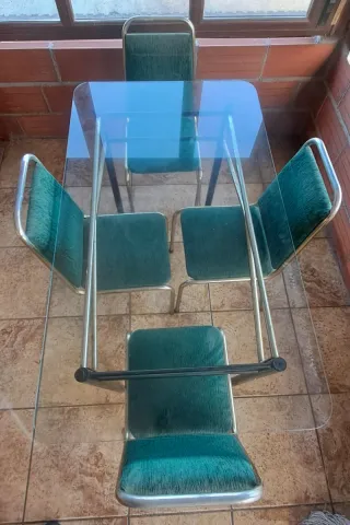 Mesa de cristal azul con 4 sillas