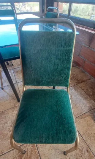 Mesa de cristal azul con 4 sillas