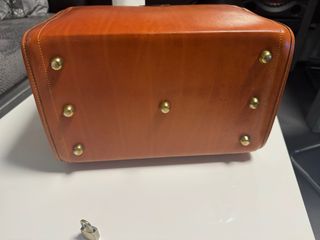 Maletín de cuero marrón con tachuelas doradas