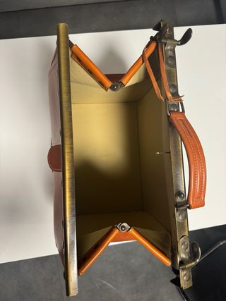 Maletín de cuero marrón con tachuelas doradas