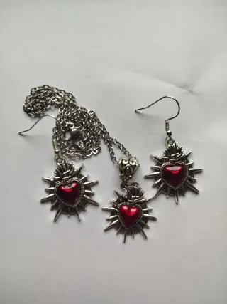 Collar y pendientes corazón rojo con pinchos