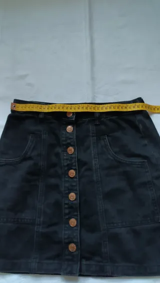 Minifalda vaquera negra botones dorados