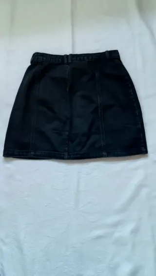 Minifalda vaquera negra botones dorados