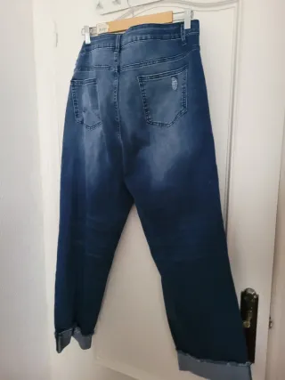 Jeans rectos desgastados