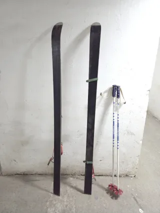 Esquís vintage con bastones