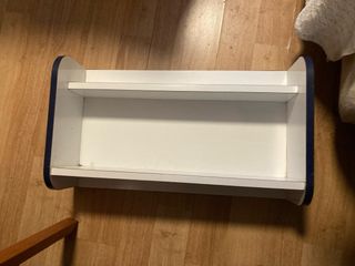 Estantería blanca con borde azul