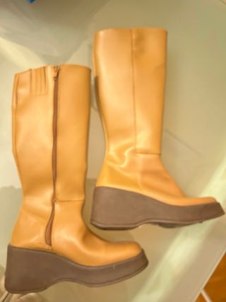 Botas altas beige con cuña