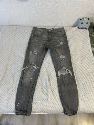 Pantalones vaqueros grises rotos