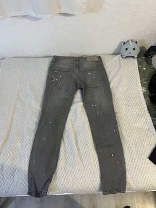 Pantalones vaqueros grises rotos