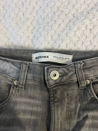 Pantalones vaqueros grises rotos