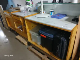 Mueble de madera con estantes y cajones