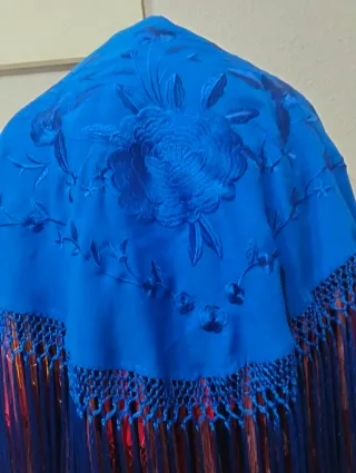 Mantón azul eléctrico bordado floral