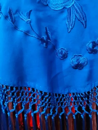 Mantón azul eléctrico bordado floral