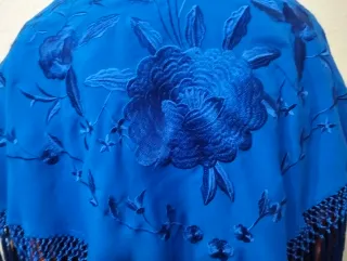 Mantón azul eléctrico bordado floral