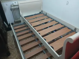 Cama individual blanca sin colchón