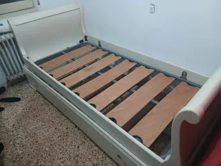 Cama individual blanca sin colchón