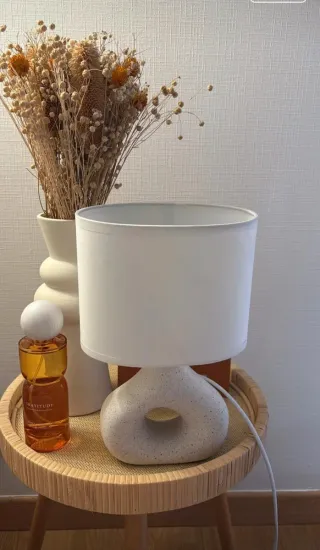 Lámpara de mesa moderna piedra y tela