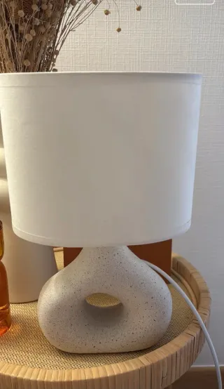 Lámpara de mesa moderna piedra y tela