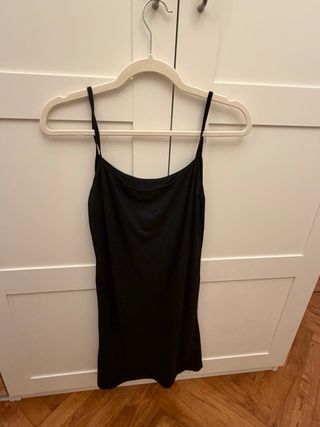 Vestido negro con tachuelas