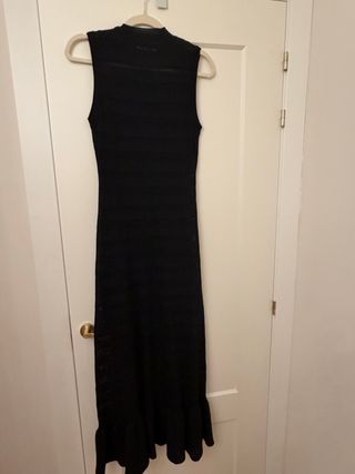 Vestido negro con tachuelas