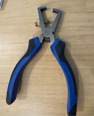 Alicate Pelacables Electrónicos